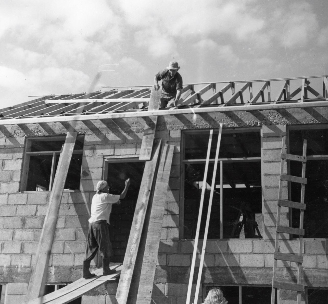 Mơ Thấy Xây Nhà 🏠: An Cư Lạc Nghiệp Hay Gánh Nặng Nợ Nần?