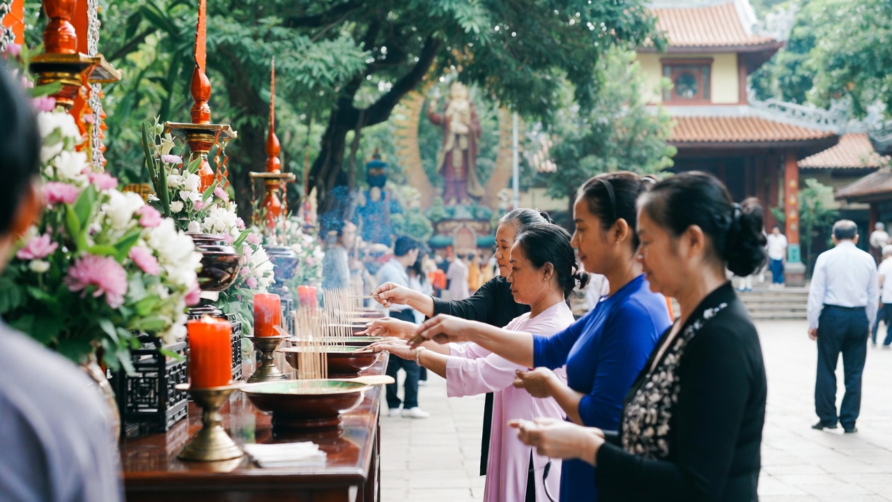 Lễ Chùa Và Cúng Dường: Nghệ Thuật Cải Vận Từ Sâu Trong Tâm Thức